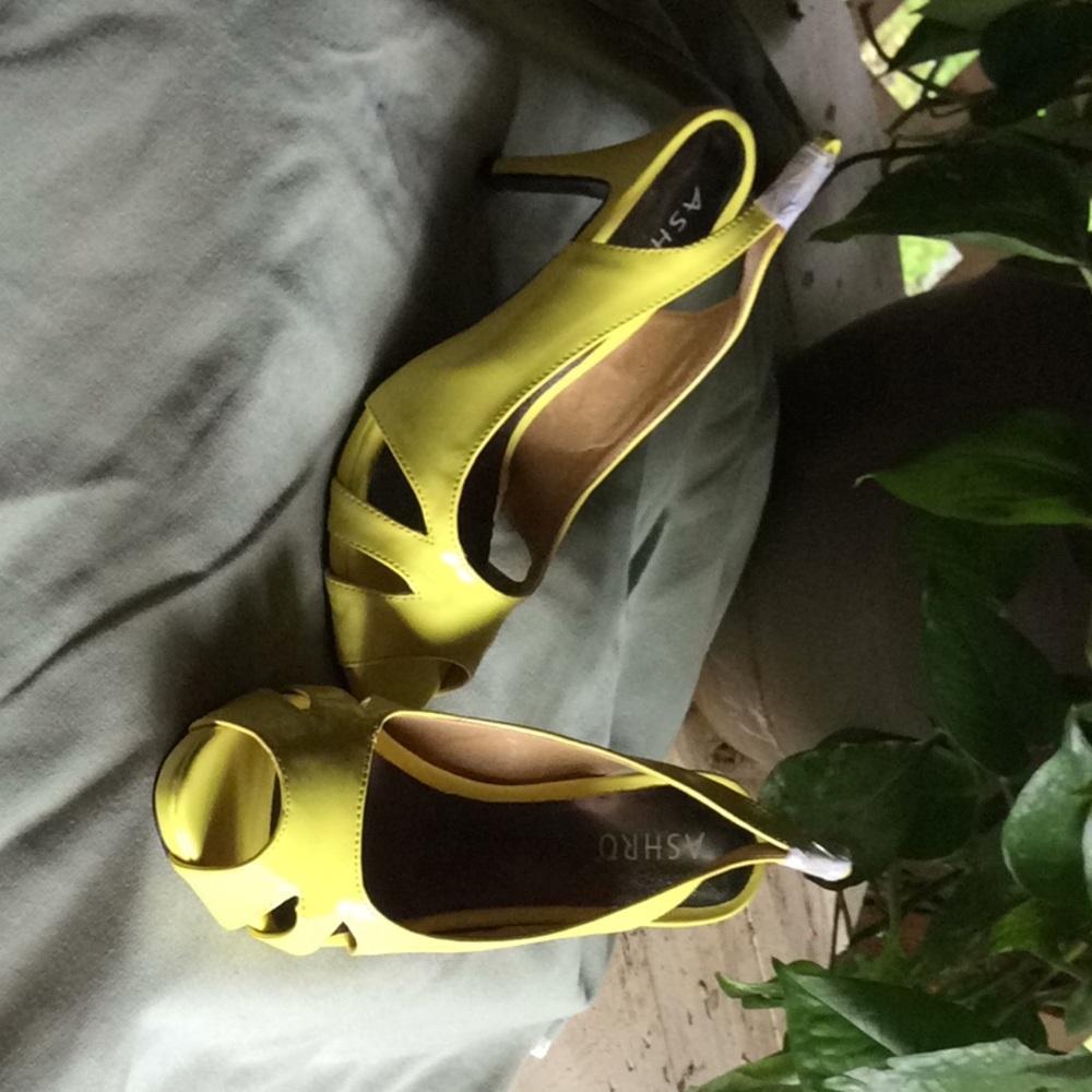 Brand New, never worn yellow pumps